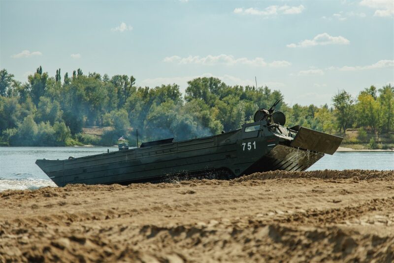 Лагерь «Авангард», лазертаг: выход отряда на старт миссии «Зарницы» в лагере «Авангард»