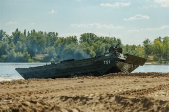Лагерь «Авангард», лазертаг: выход отряда на старт миссии «Зарницы» в лагере «Авангард»