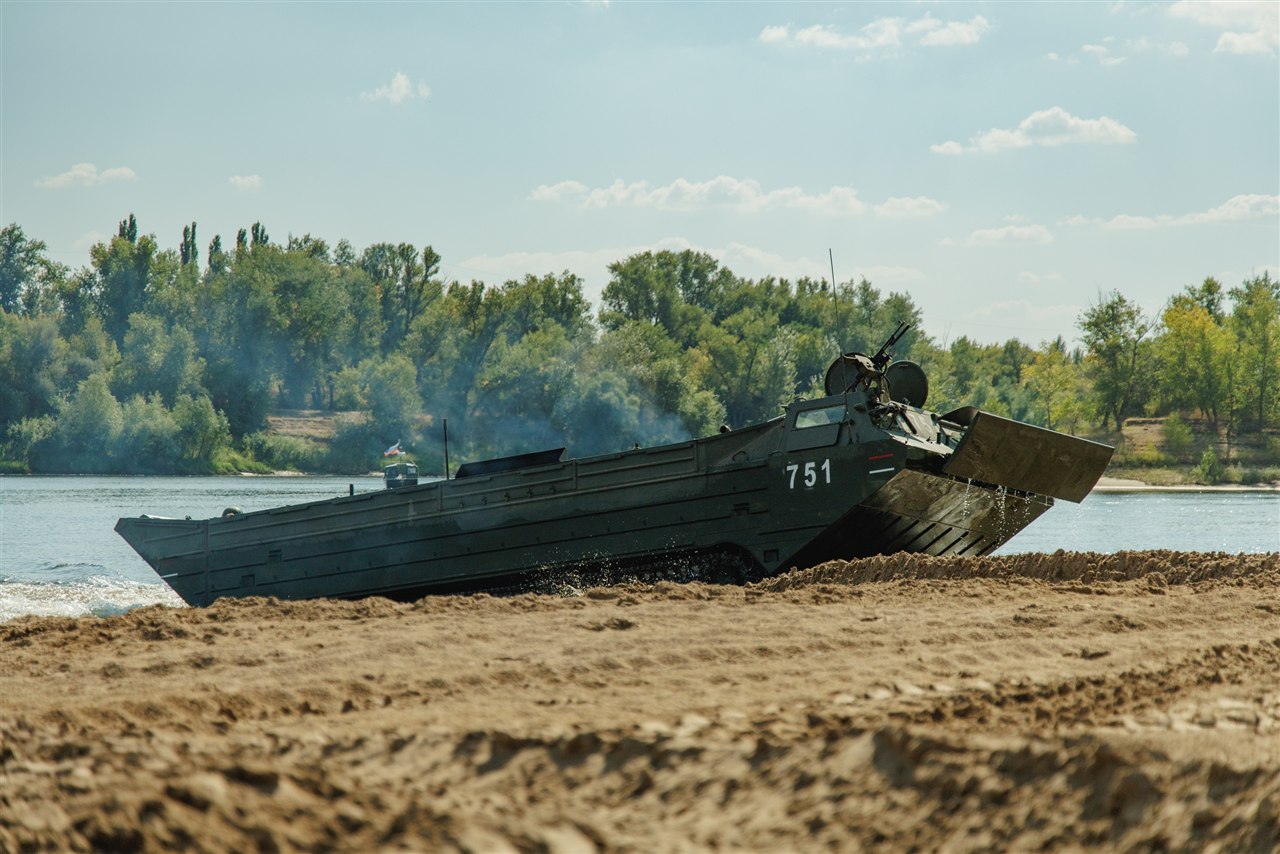 Лагерь «Авангард», лазертаг: выход отряда на старт миссии «Зарницы» в лагере «Авангард»