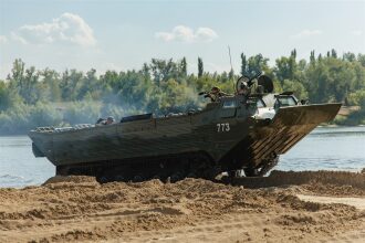 Фото «Зарницы 2.0»: бег с тагером по песчаной тропе «Авангарда» на полигоне «Зарницы 2.0»