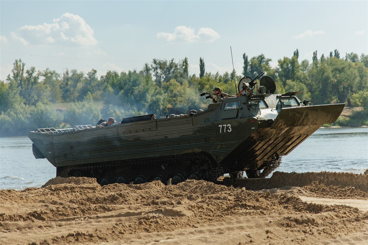 Фото «Зарницы 2.0»: бег с тагером по песчаной тропе «Авангарда» на полигоне «Зарницы 2.0»