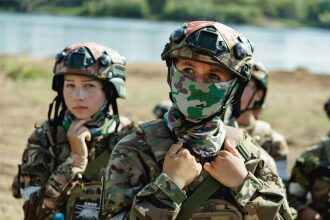 Лагерь «Авангард», лазертаг: портрет бойца в шлеме LASERWAR в лагере «Авангард»