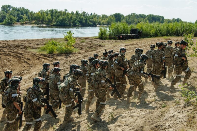 Турнир «Зарницы 2.0» LASERWAR: команда держит сектор наблюдения во время миссии лазертага
