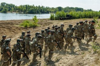 Турнир «Зарницы 2.0» LASERWAR: команда держит сектор наблюдения во время миссии лазертага