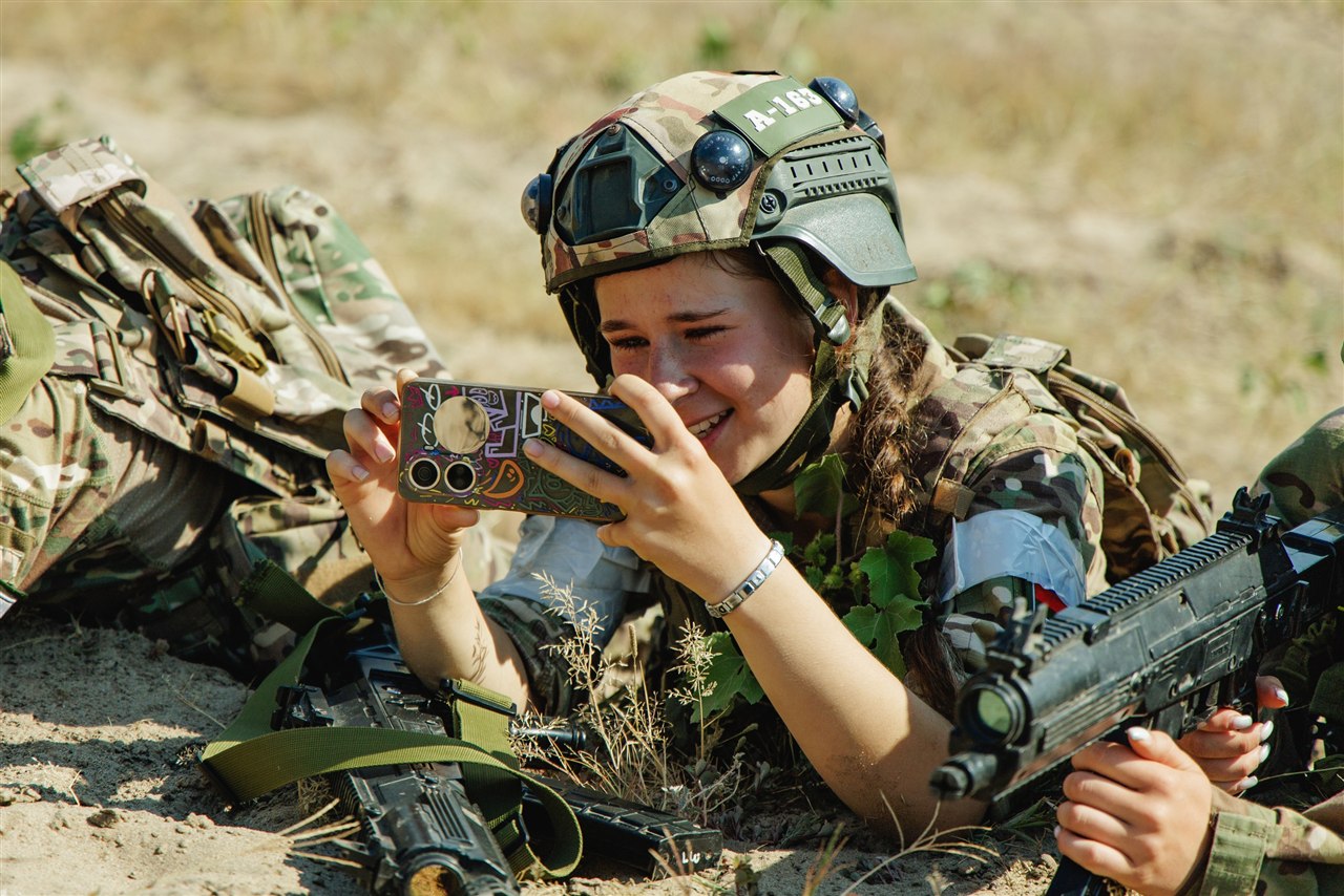 Лазертаг LASERWAR: укрытие за стволом дерева на миссии на площадке LASERWAR