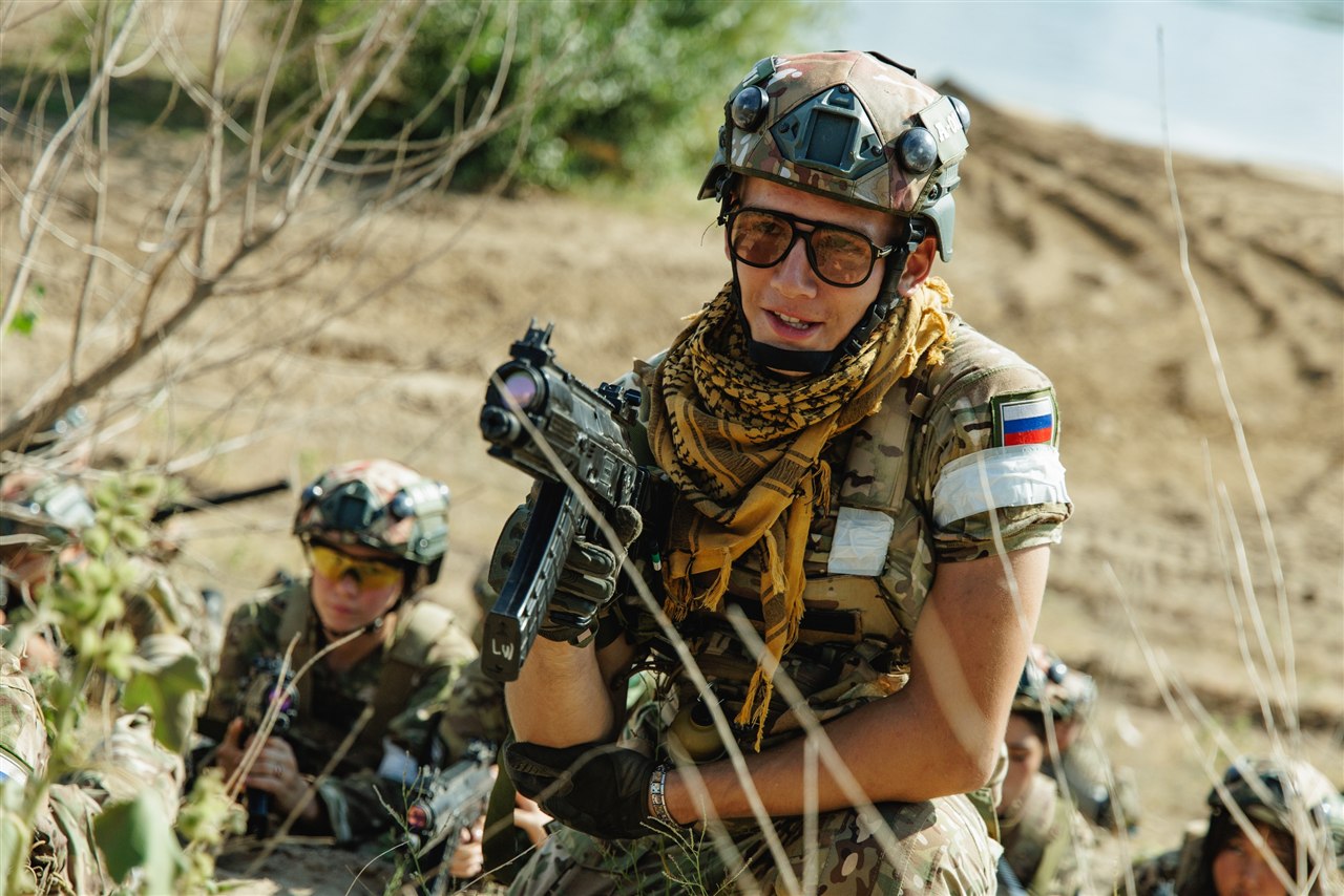 Фото «Зарницы 2.0»: полный рост: камуфляж и берцы на плацу на полигоне «Зарницы 2.0»