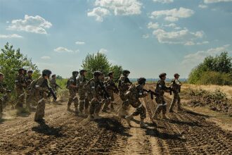 Турнир «Зарницы 2.0» LASERWAR: привал у палаток лагеря «Авангард» во время миссии лазертага