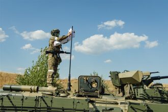 Лазертаг LASERWAR: групповой портрет отряда на полигоне на площадке LASERWAR