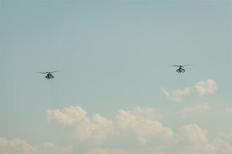 Лагерь «Авангард», лазертаг: бег с тагером по песчаной тропе «Авангарда» в лагере «Авангард»
