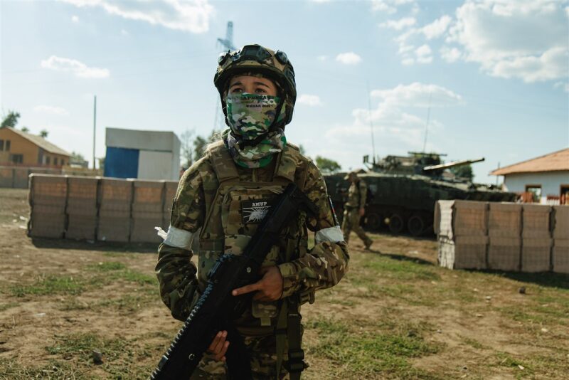 «Зарница 2.0»: оборона у укрытия на лазертаг-полигоне на «Зарнице 2.0»
