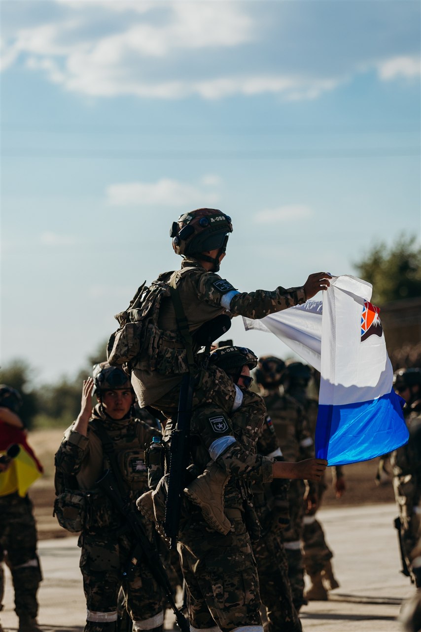 Лагерь «Авангард», лазертаг: Низкая стойка в сухой траве с тагером — №256