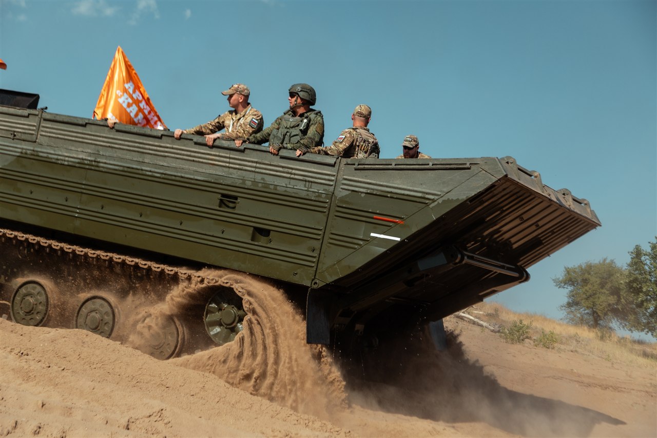 Фото «Зарницы 2.0»: Полный рост: камуфляж и берцы на плацу — №264