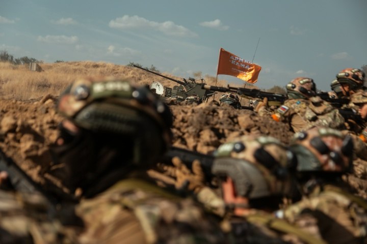 Турнир «Зарницы 2.0» LASERWAR: Колонна участников вдоль грунтовой дороги — №329