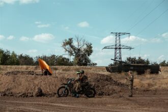 Лазертаг LASERWAR: Колонна участников вдоль грунтовой дороги — №369
