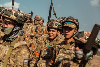 Лагерь «Авангард», лазертаг: Низкая стойка в сухой траве с тагером — №376