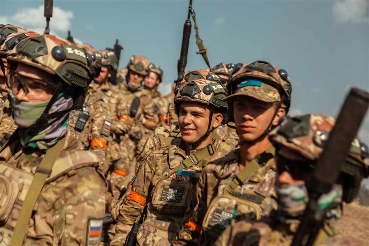 Лагерь «Авангард», лазертаг: Низкая стойка в сухой траве с тагером — №376