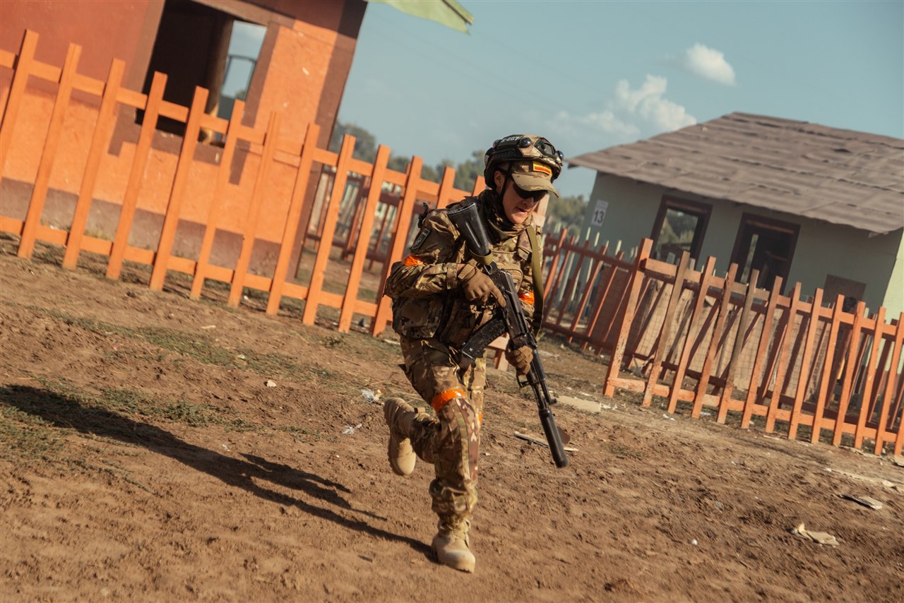 «Зарница 2.0»: Колонна участников вдоль грунтовой дороги — №409