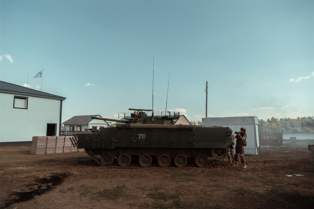 Турнир «Зарницы 2.0» LASERWAR: Отряд проходит мимо бетонного сооружения — №455
