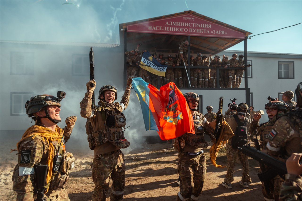 Фото «Зарницы 2.0»: Широкий кадр строя на тренировочном поле — №498