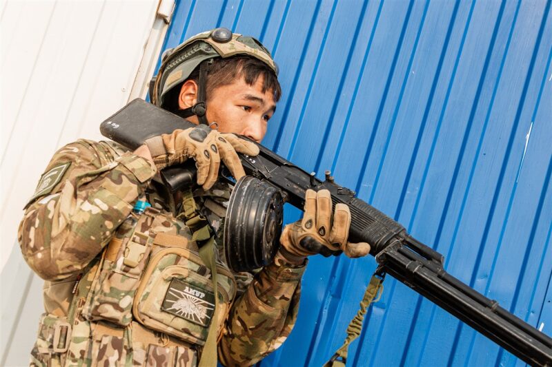 Фото «Зарницы 2.0»: Инструктаж команды перед лазертаг-миссией — №642