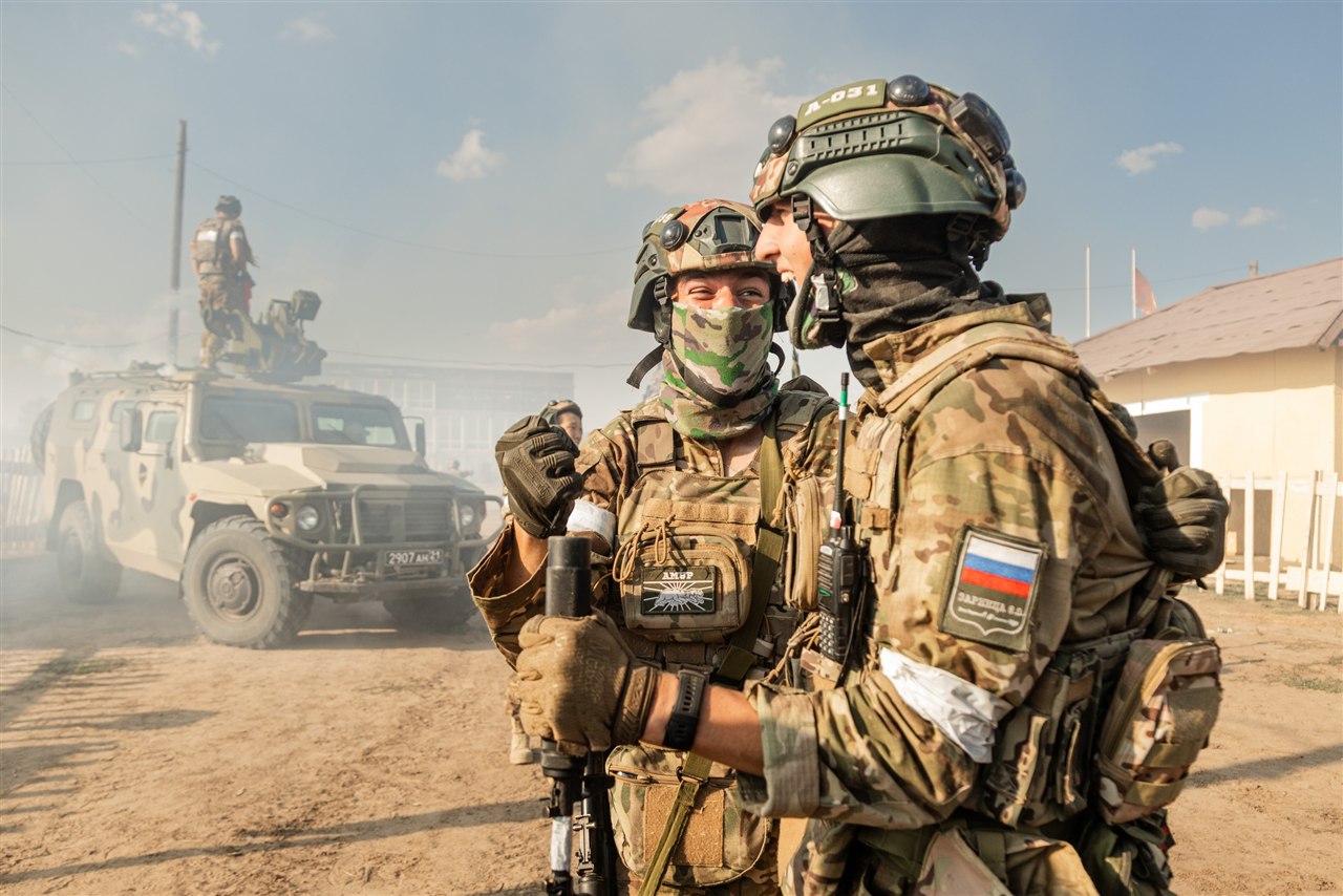 Фото «Зарницы 2.0»: Низкая стойка в сухой траве с тагером — №696