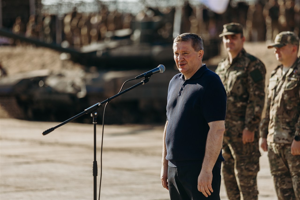 Лагерь «Авангард», лазертаг: Низкая стойка в сухой траве с тагером — №736