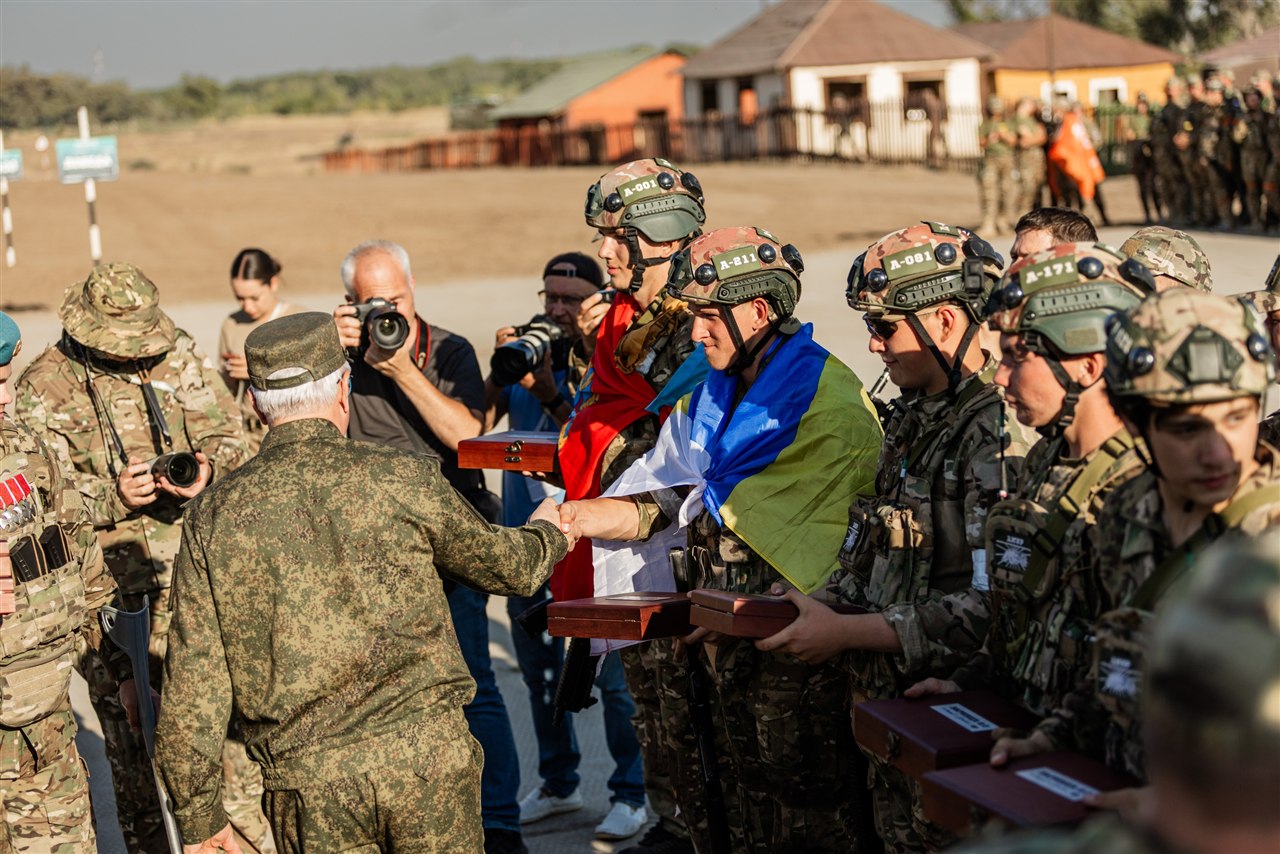 Лагерь «Авангард», лазертаг: Полный рост: камуфляж и берцы на плацу — №784