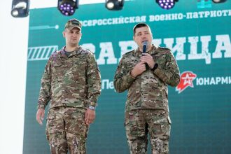 Лагерь «Авангард», лазертаг: портрет бойца в шлеме LASERWAR в лагере «Авангард»