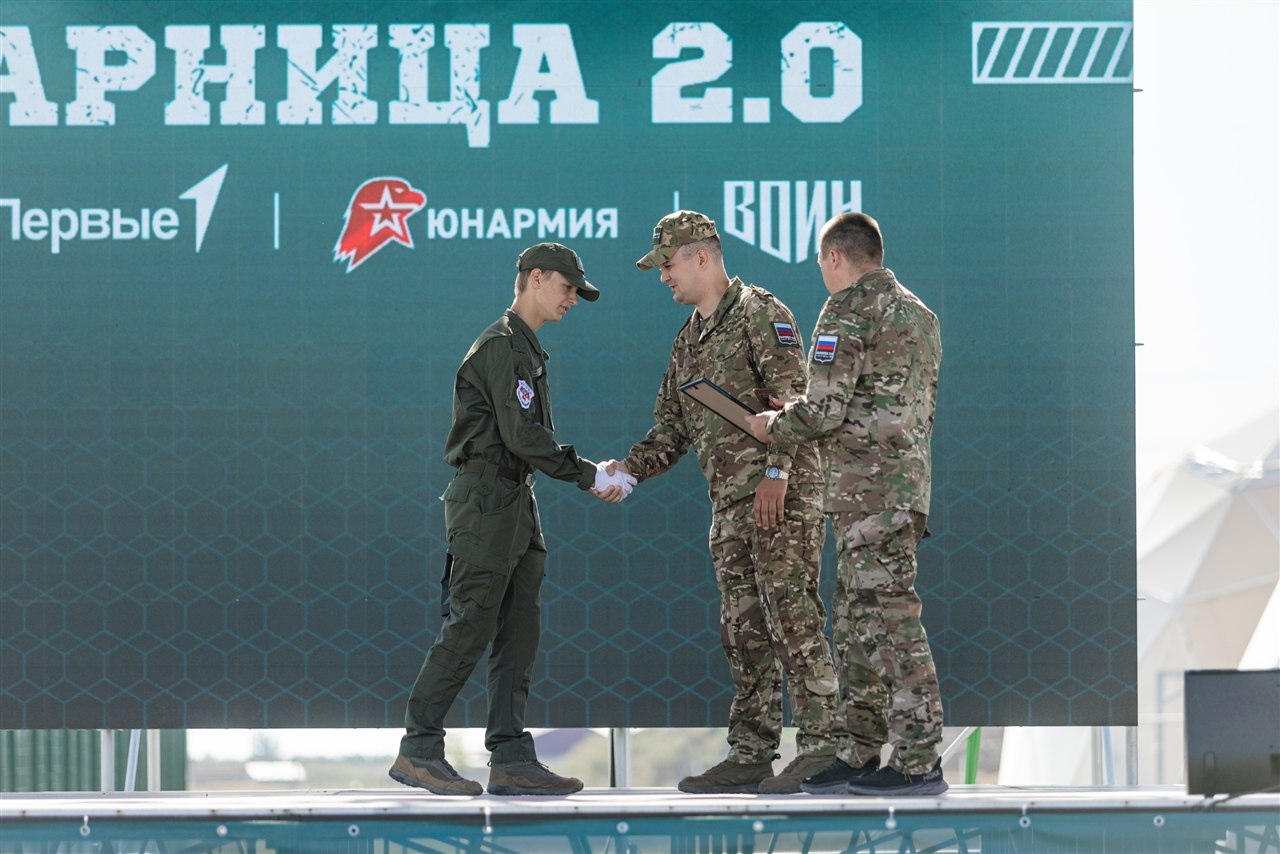 Турнир «Зарницы 2.0» LASERWAR: проверка экипировки перед боем во время миссии лазертага