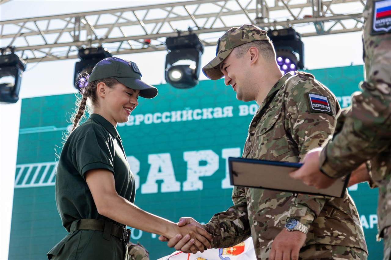 Лагерь «Авангард», лазертаг: низкая стойка в сухой траве с тагером в лагере «Авангард»