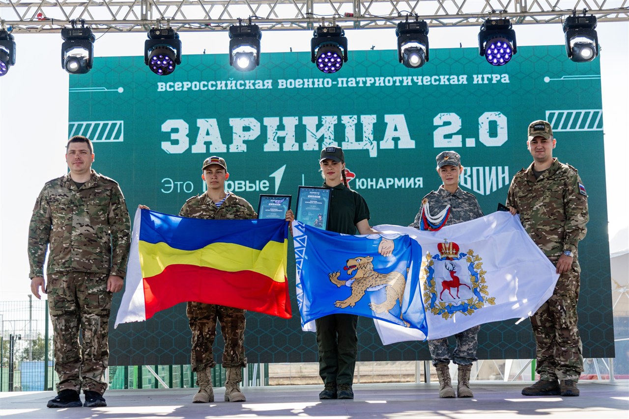 Фото «Зарницы 2.0»: широкий кадр строя на тренировочном поле на полигоне «Зарницы 2.0»