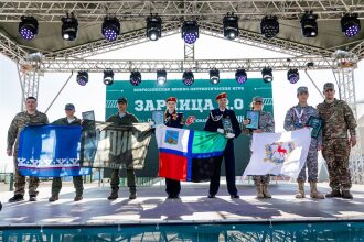 Фото «Зарницы 2.0»: полный рост: камуфляж и берцы на плацу на полигоне «Зарницы 2.0»