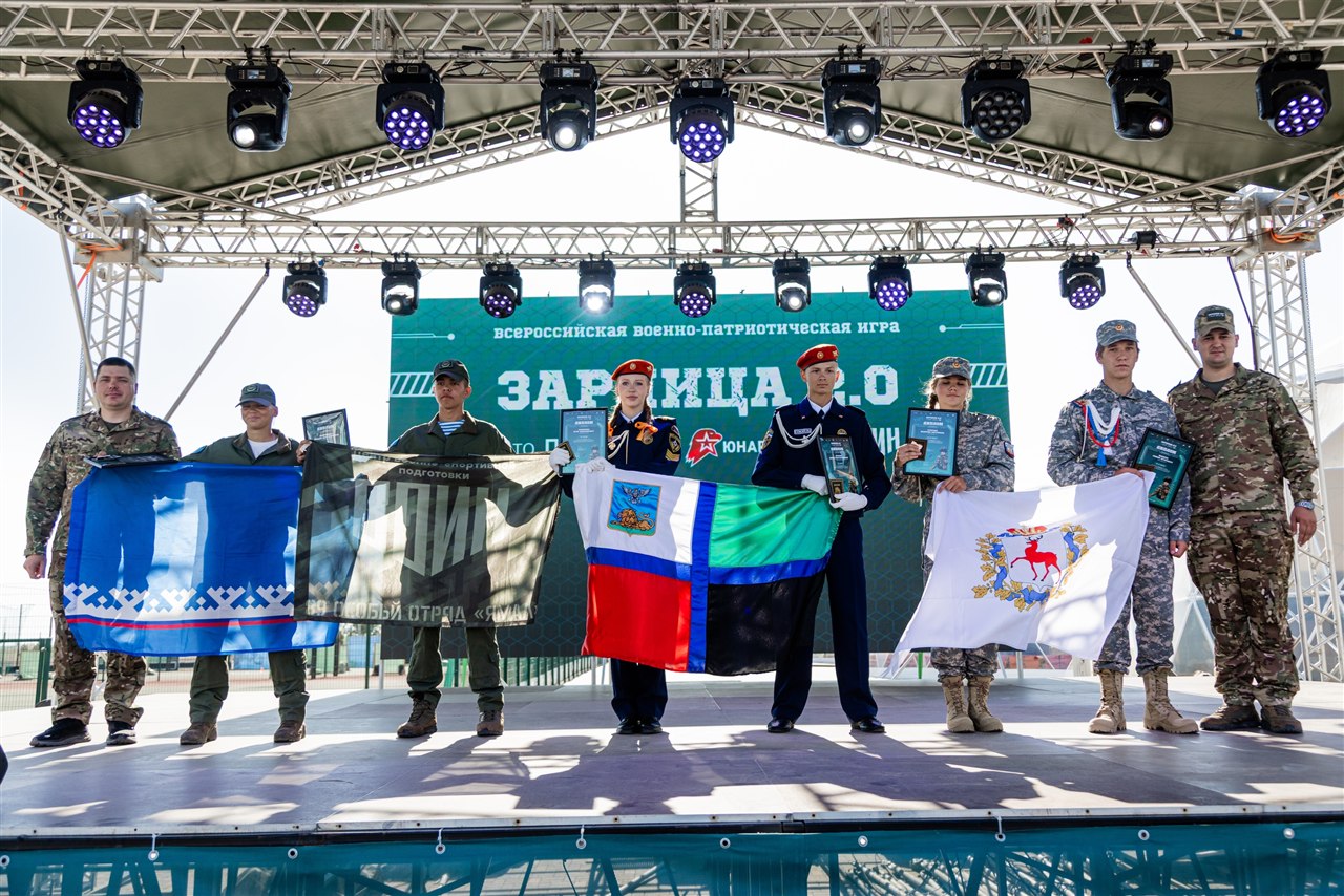 Фото «Зарницы 2.0»: полный рост: камуфляж и берцы на плацу на полигоне «Зарницы 2.0»