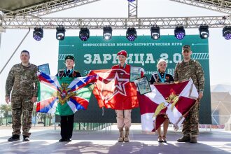 Турнир «Зарницы 2.0» LASERWAR: строй участников на плацу лагеря «Авангард» во время миссии лазертага