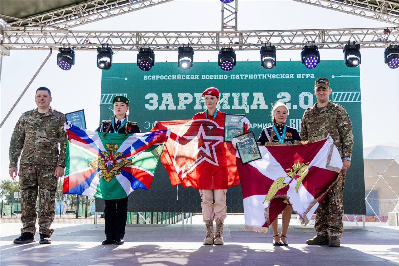 Турнир «Зарницы 2.0» LASERWAR: строй участников на плацу лагеря «Авангард» во время миссии лазертага