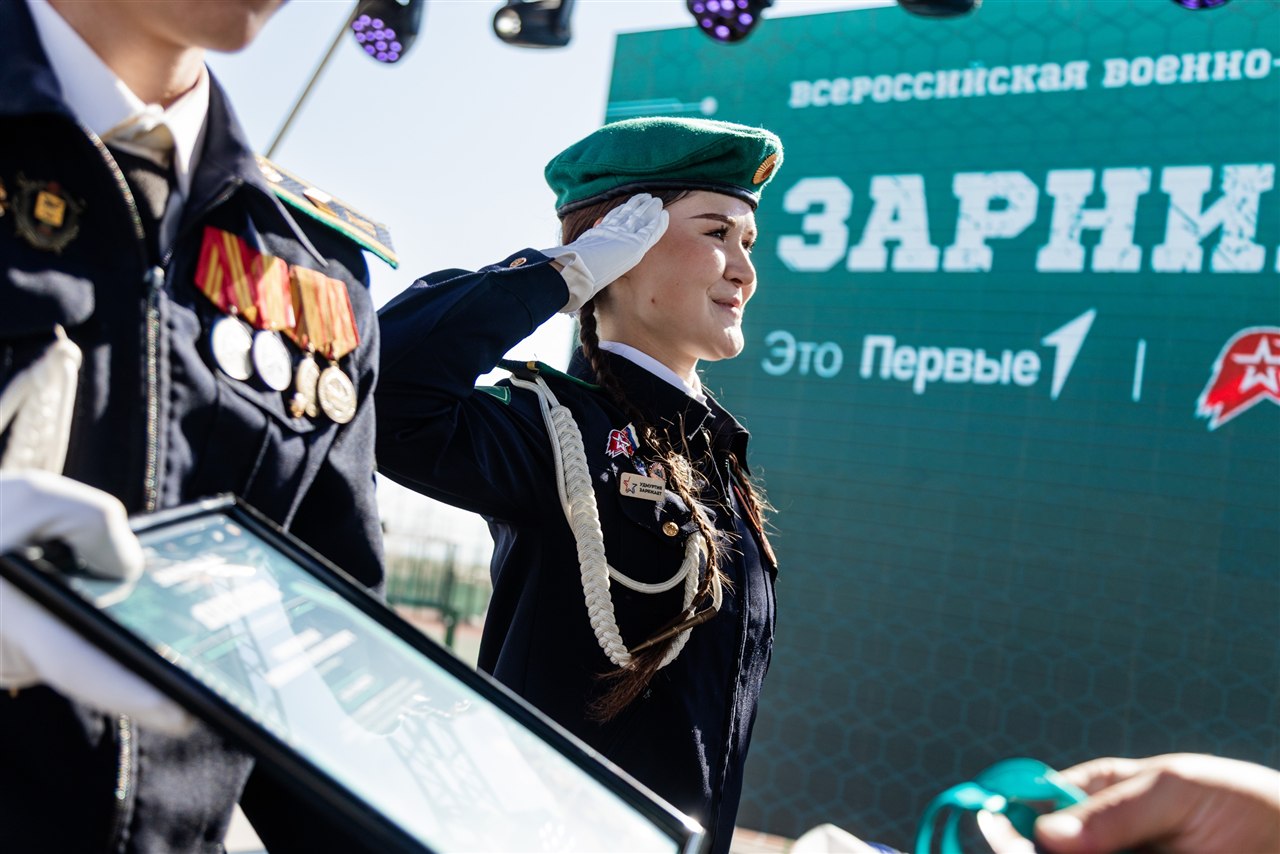 Лагерь «Авангард», лазертаг: бег с тагером по песчаной тропе «Авангарда» в лагере «Авангард»
