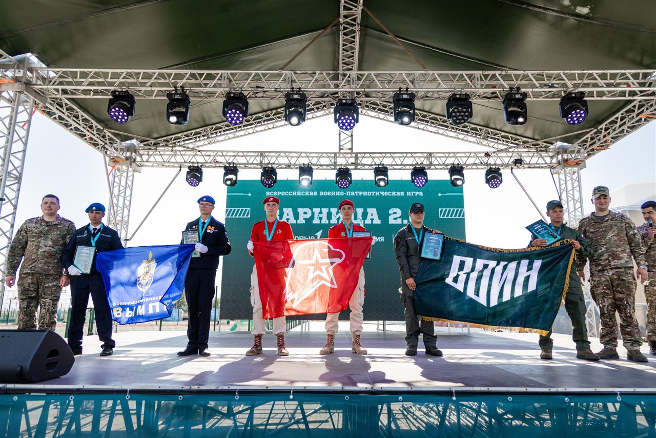 Фото «Зарницы 2.0»: тактическая стойка на склоне песчаного поля на полигоне «Зарницы 2.0»