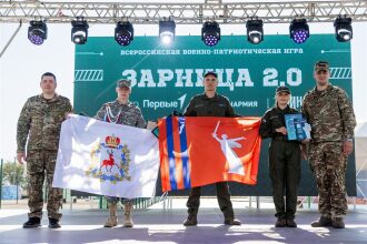 Лагерь «Авангард», лазертаг: полный рост: камуфляж и берцы на плацу в лагере «Авангард»