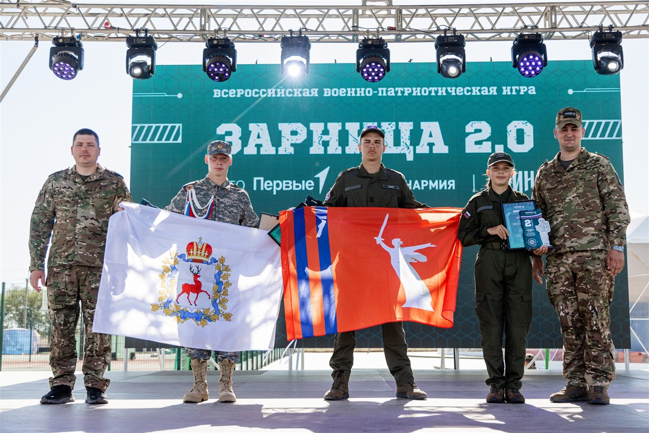 Лагерь «Авангард», лазертаг: полный рост: камуфляж и берцы на плацу в лагере «Авангард»