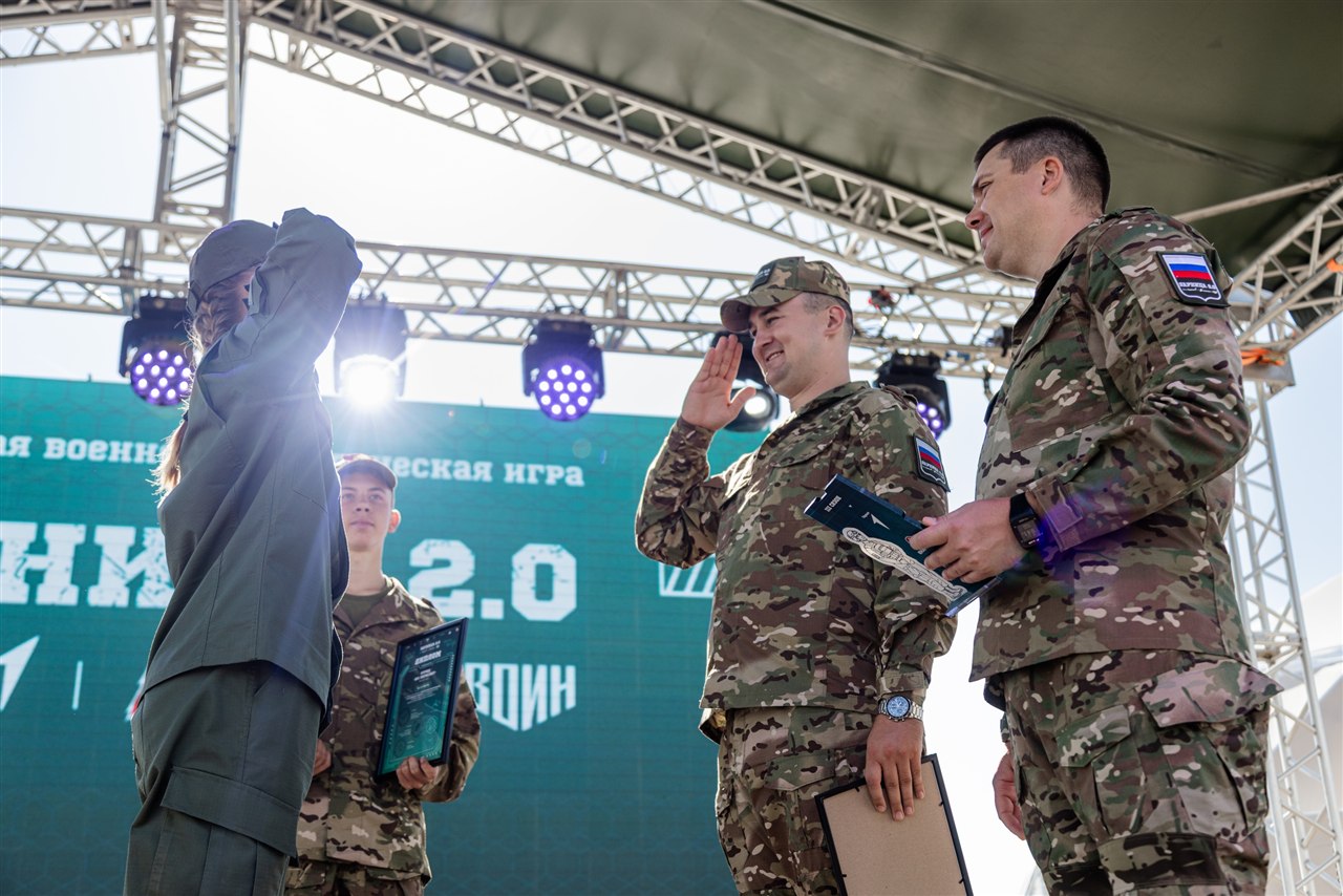 Турнир «Зарницы 2.0» LASERWAR: ряд тактических шлемов в построении во время миссии лазертага