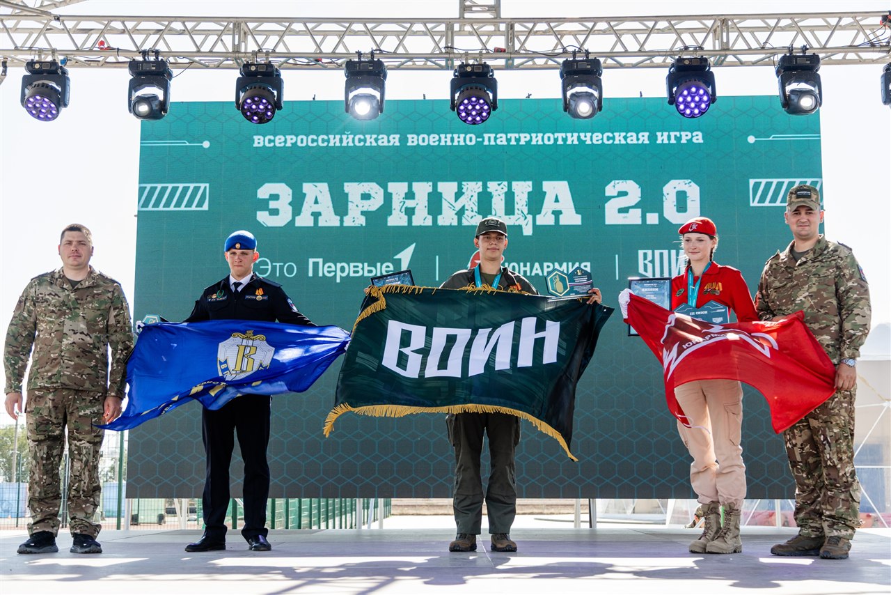 Турнир «Зарницы 2.0» LASERWAR: группа с тагерами LASERWAR в камуфляже во время миссии лазертага