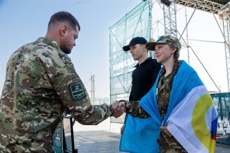 Турнир «Зарницы 2.0» LASERWAR: колонна участников вдоль грунтовой дороги во время миссии лазертага