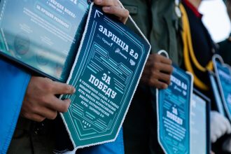 Турнир «Зарницы 2.0» LASERWAR: отряд проходит мимо бетонного сооружения во время миссии лазертага