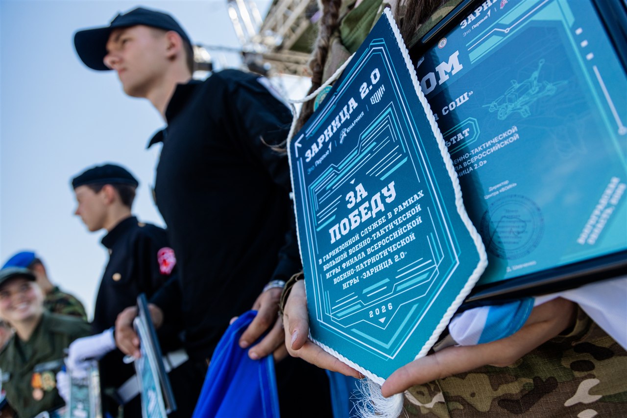 Фото «Зарницы 2.0»: низкая стойка в сухой траве с тагером на полигоне «Зарницы 2.0»