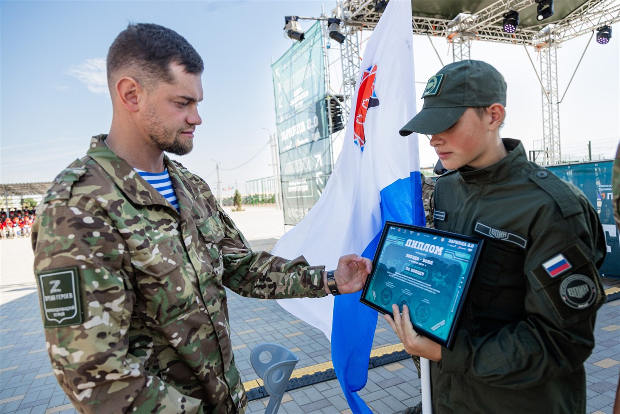 Лазертаг LASERWAR: ряд тактических шлемов в построении на площадке LASERWAR