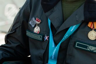 Фото «Зарницы 2.0»: движение цепочкой по полевой дороге на полигоне «Зарницы 2.0»