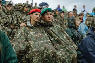 «Зарница 2.0»: Колонна участников вдоль грунтовой дороги — №169