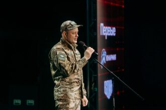 Турнир «Зарницы 2.0» LASERWAR: Колонна участников вдоль грунтовой дороги — №329
