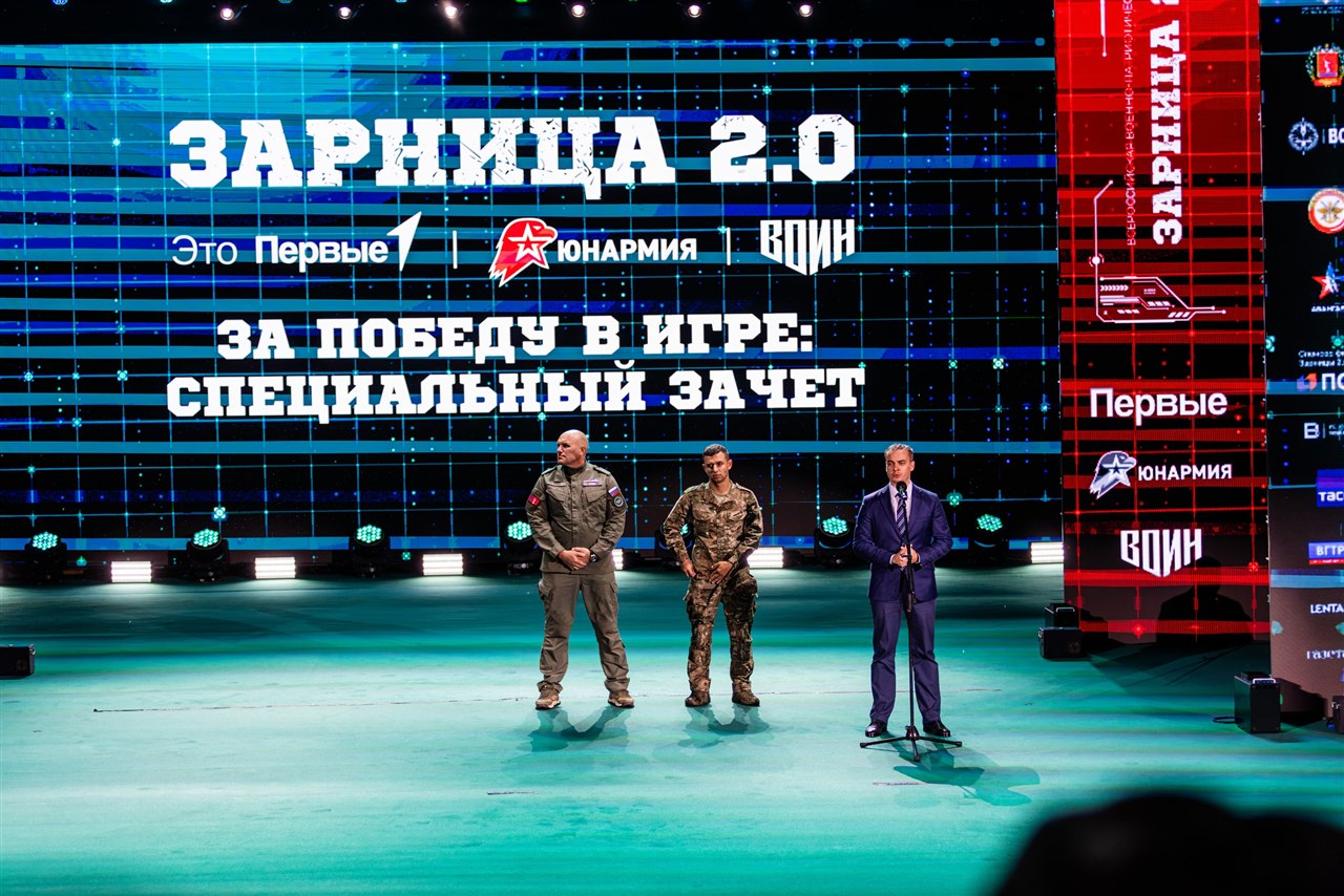 Лагерь «Авангард», лазертаг: Широкий кадр строя на тренировочном поле — №418