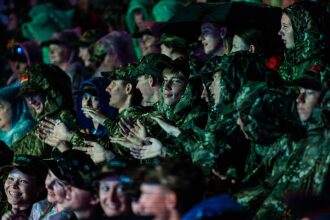 Турнир «Зарницы 2.0» LASERWAR: Колонна участников вдоль грунтовой дороги — №449